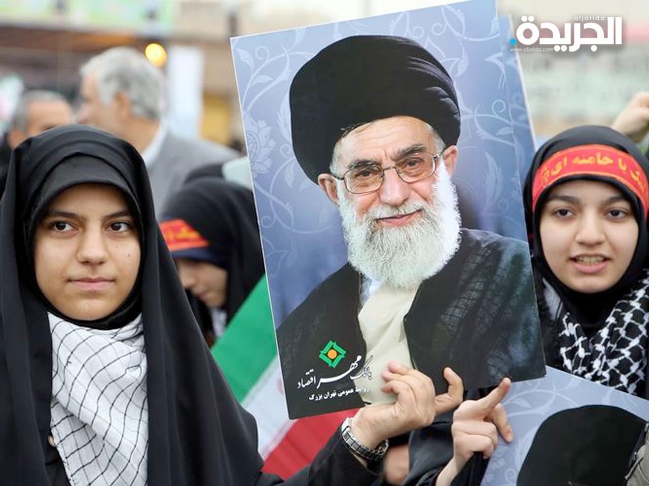 فتيات إيرانيات يحملن صورة خامنئي في مسيرة مؤيدة للمرشد