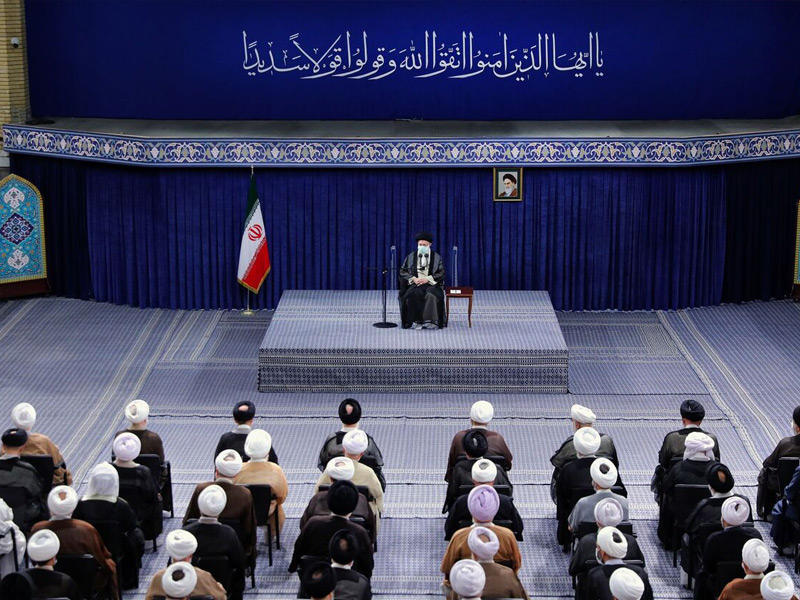 المرشد الإيراني علي خامنئي متحدثاً خلال تجمّع في طهران أمسt (إرنا)