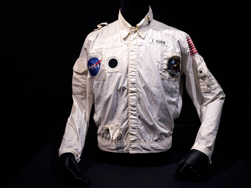 سترة رائد الفضاء باز ألدرين