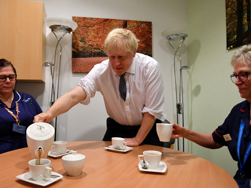 جونسون يشرب القهوة مع ممرضات في أحد مستشفيات بريطانيا (رويترز)