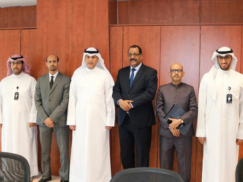 العازمي مستقبلاً سفير مالي والوفد المرافق له