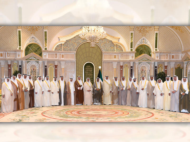 ولي العهد متوسطاً الناصر ورؤساء البعثات الدبلوماسية والقنصلية الجدد عقب أدائهم اليمين الدستورية أمام سموه أمس