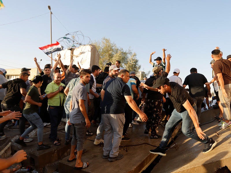 أنصار الصدر يقتحمون المنطقة الخضراء أمس (رويترز)