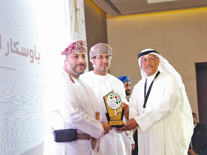  نائب رئيس مجلس إدارة جمعية الهلال الأحمر الكويتي أنور الحساوي أثناء تسلمه جائزة الأوسكار للإعلام السياحي 