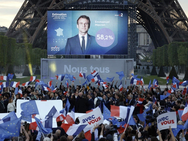 مؤيدو ماكرون يحتفلون بعد فوزه بالانتخابات الرئاسية في أبريل الماضي