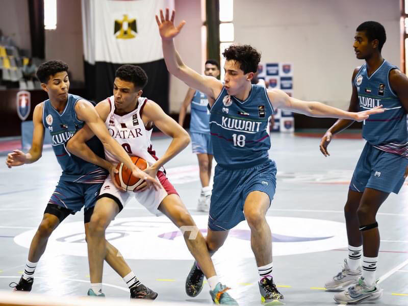 جانب من لقاء الأزرق والعنابي في البطولة العربية