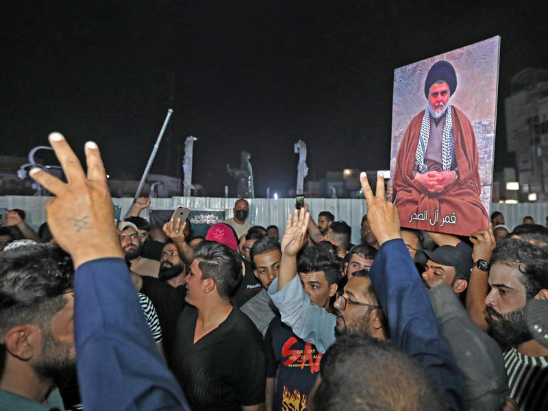 أنصار التيار الصدري يتظاهرون قبل انسحابهم من محيط المنطقة الخضراء وسط بغداد ليل الأربعاء ـ الخميس (أ ف ب)