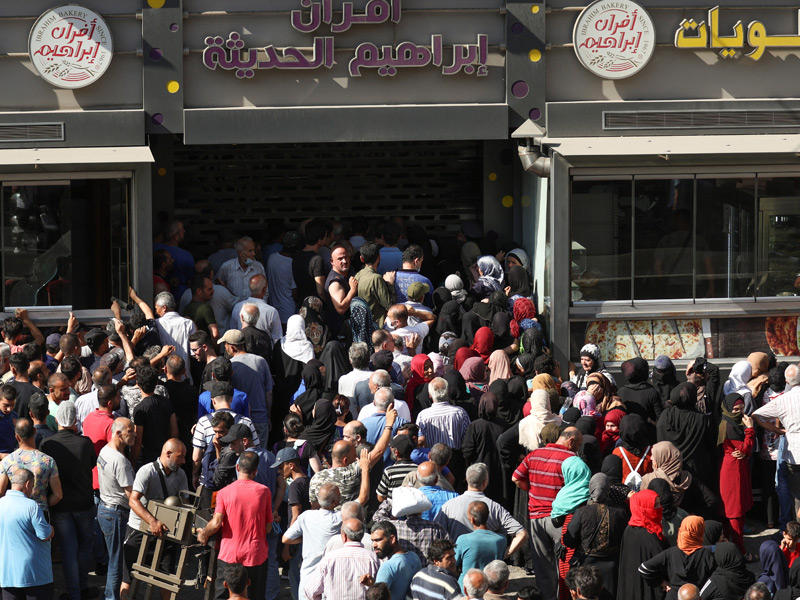 حشد لبناني خارج مخبز في بيروت (رويترز)