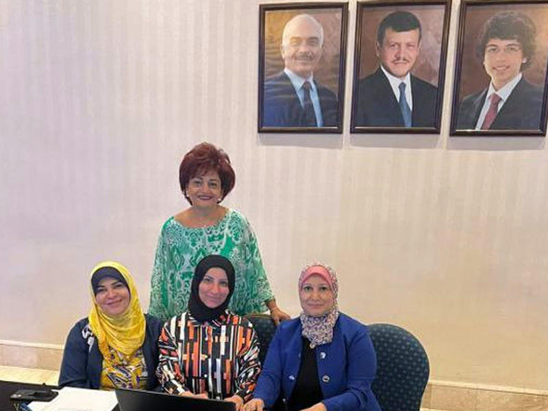 مديرة إدارة الخدمات التمريضية في وزارة الصحة وعضو لجنة التدريب في المجلس العربي لاختصاص التمريض والقبالة د. إيمان العوضي متوسطة المشاركات في الاجتماع