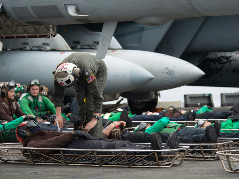 تدريب إجلاء مصابين على متن حاملة الطائرات ريغان أمس (الأسطول السابع)