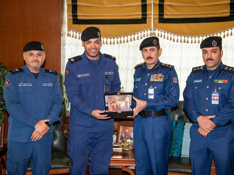 المكراد مكرماً أعضاء الفريق