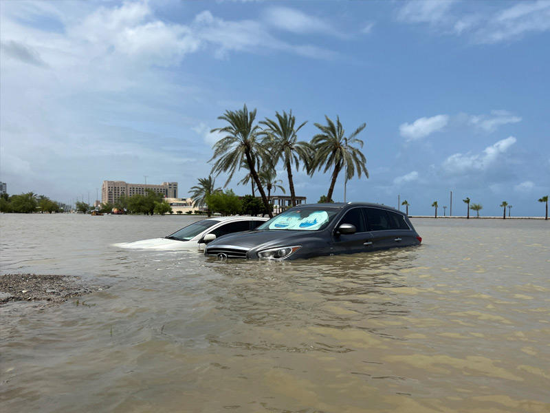 جانب من فيضانات إمارة الفجيرة (رويترز)