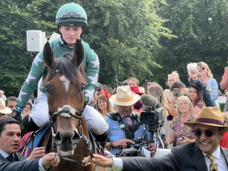 عماد الصقر مستقبلاً نشوى وعلى ظهرها الخيالة دويل