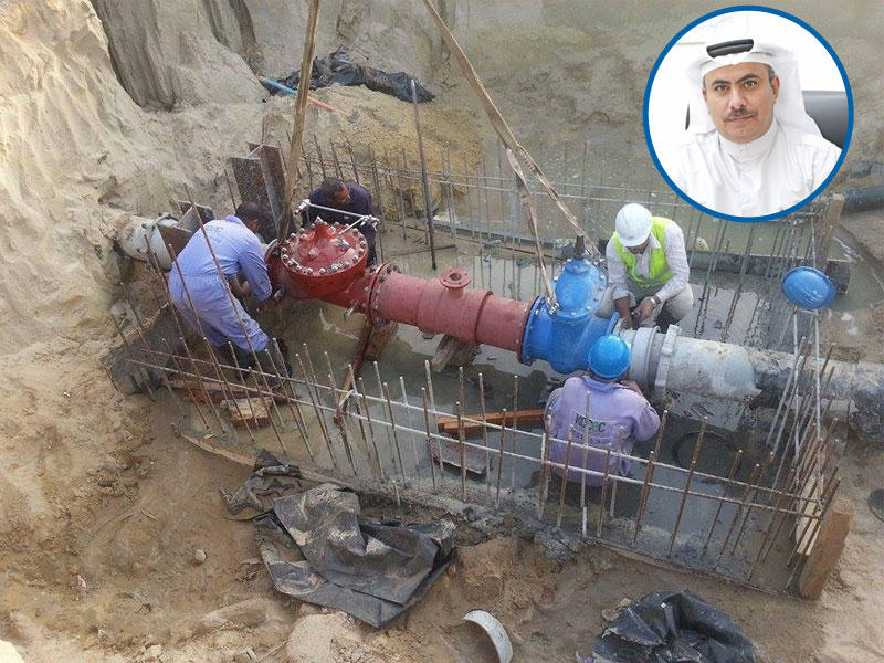 أعمال الصيانة لأحد خطوط المياه وفي الاطار مدير إدارة تشغيل وصيانة الشبكات المائية في وزارة الكهرباء والماء والطاقة المتجددة م. فهد الظفيري