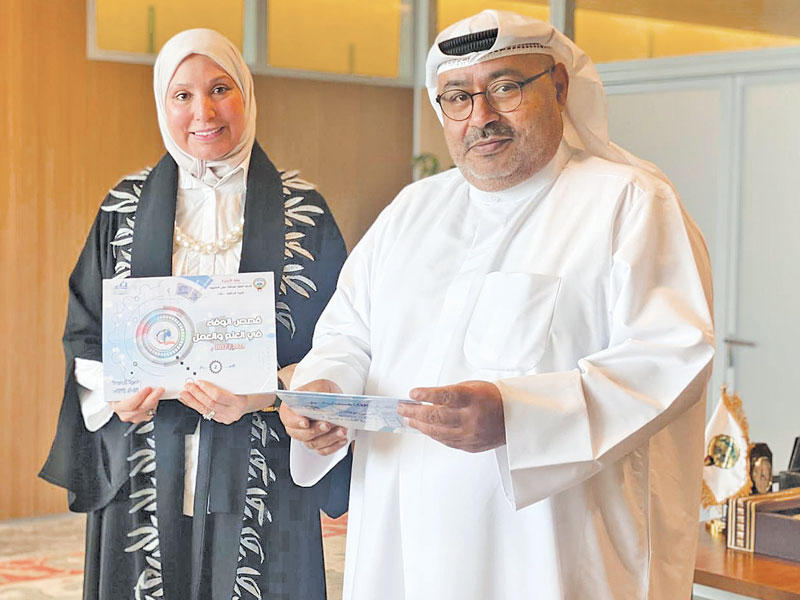 الوكيل المساعد للتعليم العام أسامة السلطان يتلقى من مديرة الثانوية آمال القلاف الكتاب السنوي الثامن