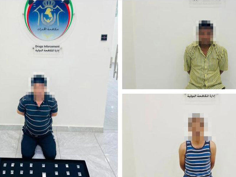 المتهمون وأمامهم المضبوطات