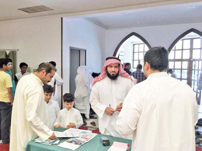 جانب من عمليات جمع التبرعات داخل أحد المساجد (أرشيف)