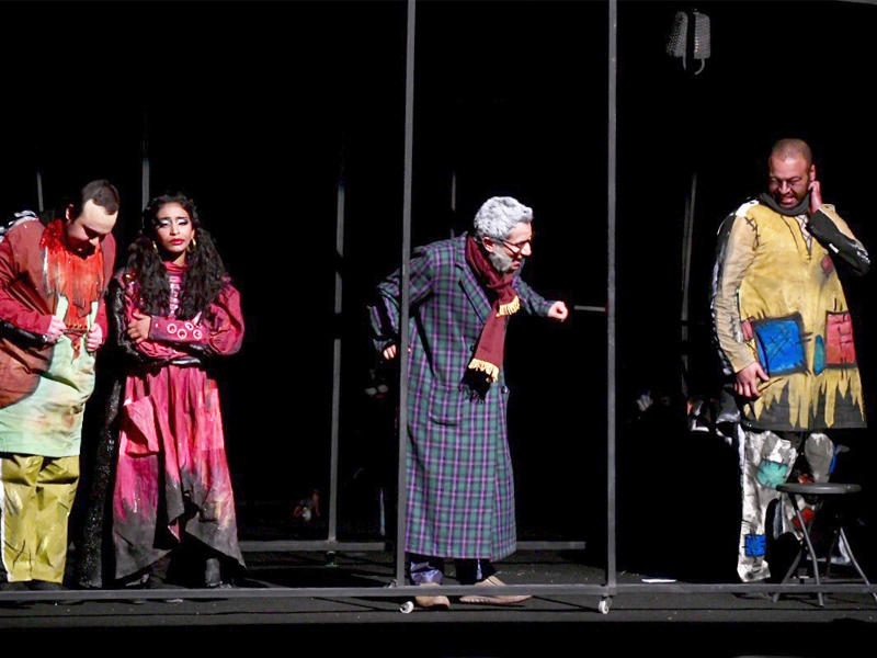 مشهد من المسرحية