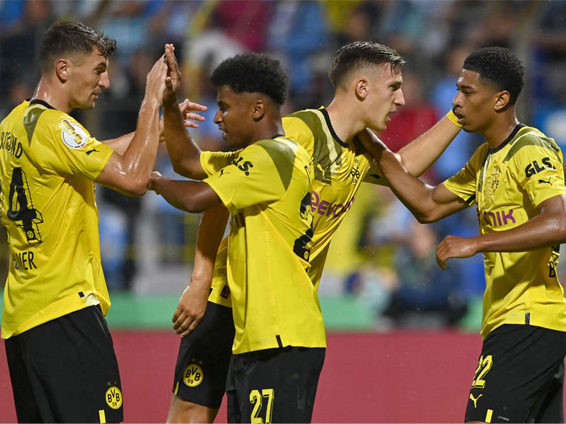 فرحة لاعبي دورتموند بالفوز