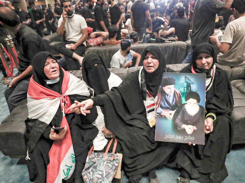 أنصار الصدر داخل مقر البرلمان بالمنطقة الخضراء وسط بغداد اليوم  (أ ف ب)