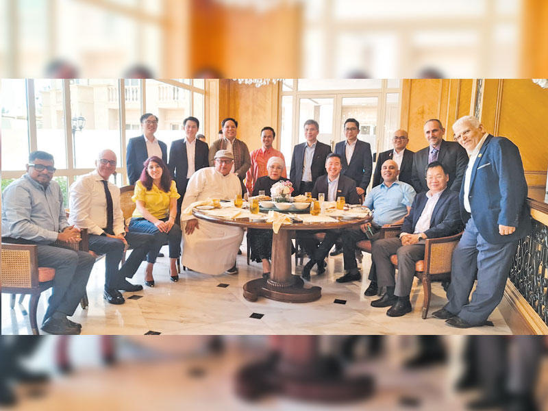 مشاركون في حفل وداع السكرتير الأول بسفارة فيتنام