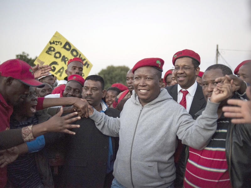 زعيم المعارضة في جنوب إفريقيا جونيوس ماليما أثناء وصوله لإلقاء خطاب في بلدة ألكسندرا (أرشيفية - أ ف ب)