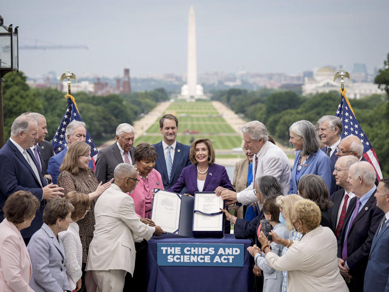 رئيسة مجلس النواب الأمريكي نانسي بيلوسي الى جانب أعضاء الحزب الديمقراطيين خلال حفل تسجيل مشروع قانون خارج مبنى الكابيتول الأمريكي في 29 يوليو 2022 في واشنطن العاصمة (أ ف ب)