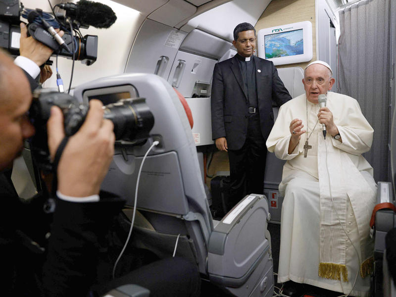 البابا فرانسيس خلال مؤتمر صحفي على متن الطائرة البابوية في رحلة العودة بعد زيارة كندا (أ ف ب)