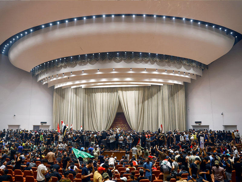 أنصار الصدر خلال اقتحامهم البرلمان أمس