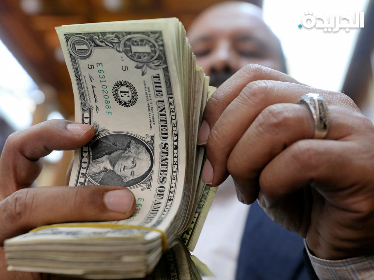 تراجع تحويلات المصريين بالخارج إلى 2.4 مليار دولار في مايو