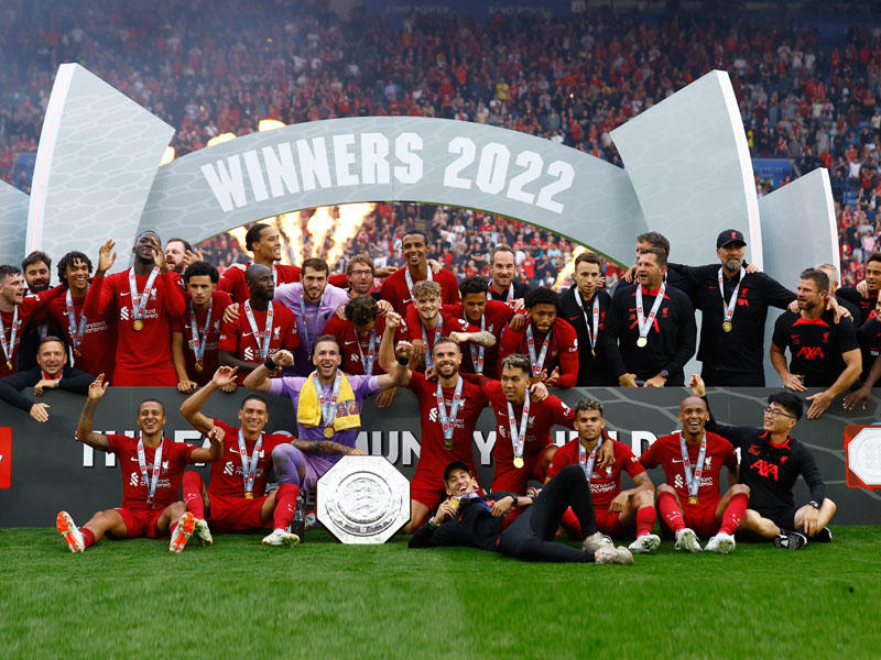 لاعبو ليفربول مع الدرع الخيرية