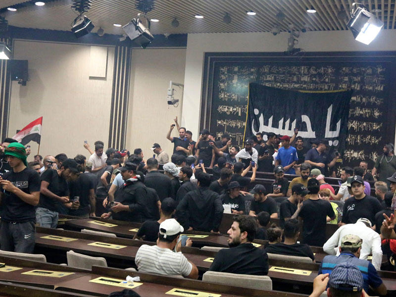 صدريون بمجلس عزاء حسيني في مقر البرلمان ببغداد (أ ف ب)