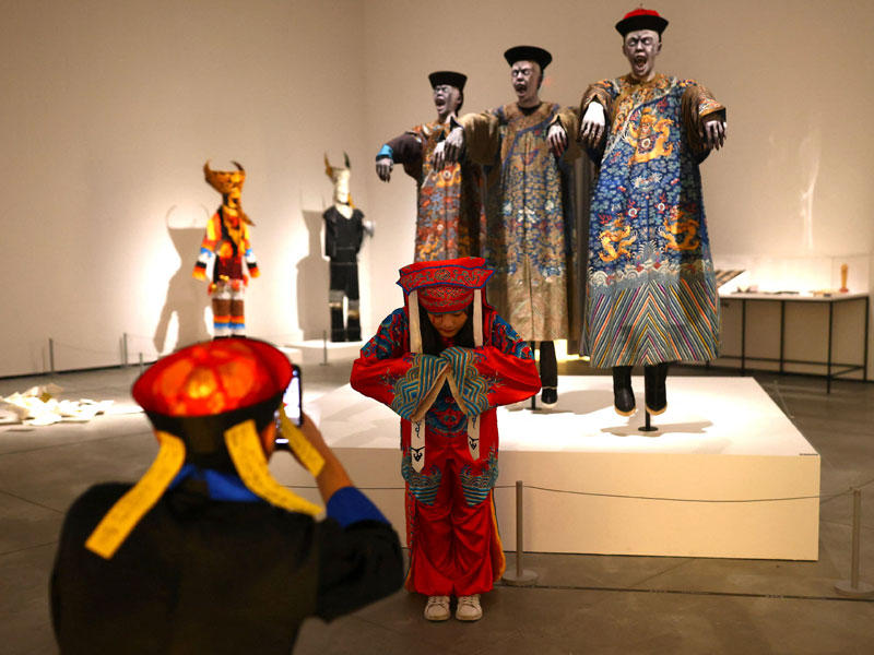 زوار يرتدون زي الأشباح في معرض تاينان للفنون بتايوان (رويترز)