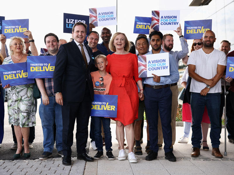 راس بين أعضاء من حزب المحافظين في مطار بيجين هيل في ويسترهام (رويترز)