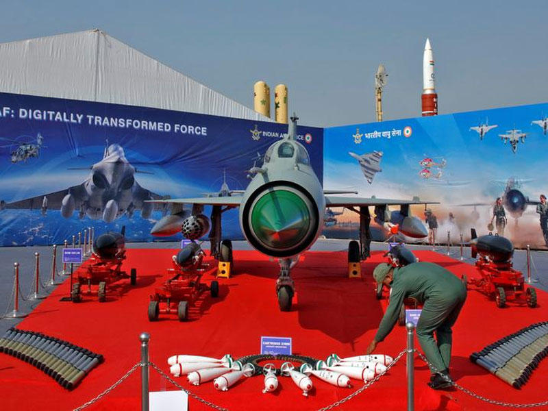 جندي هندي يرتب ذخائر أمام مقاتلة من طراز ميج 21   رويترز