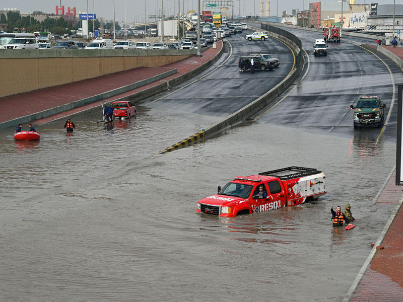 عناصر الاطفاء خلال عمليات الانقاذ