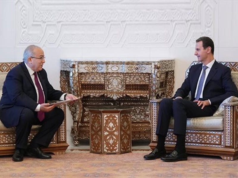 الرئيس السوري بشار الأسد مستقبلاً وزير الخارجية الجزائري رمطان لعمامرة خلال زيارته الأخيرة إلى دمشق - أرشيف