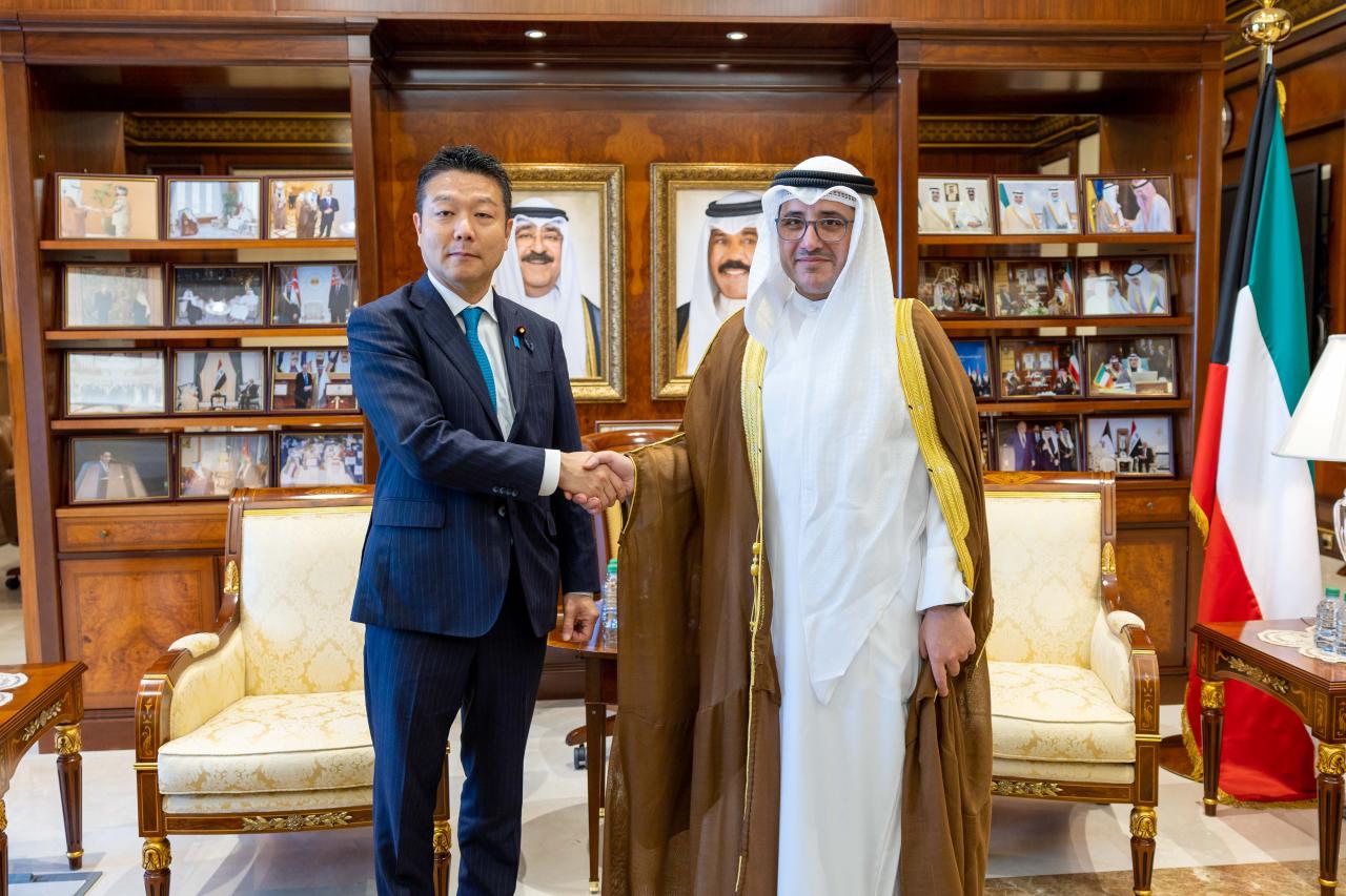 وزير الخارجية الشيخ د. أحمد ناصر المحمد مستقبلاً نائب وزير الخارجية البرلماني في اليابان هوندا تارو