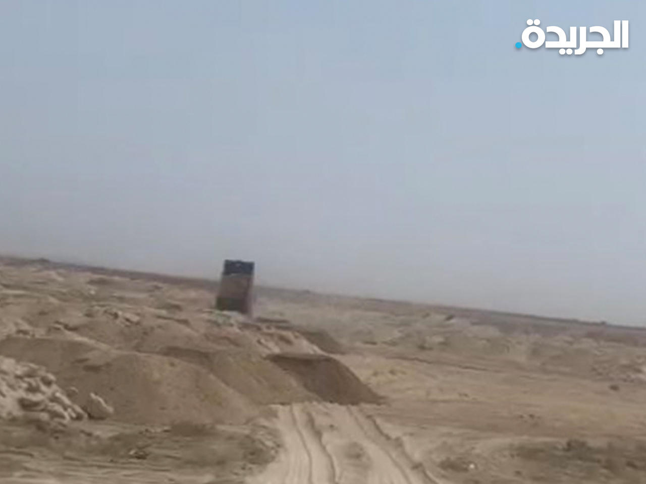 لقطة من مقطع الفيديو الذي أظهر المقيم وهو يلقي بالأنقاض