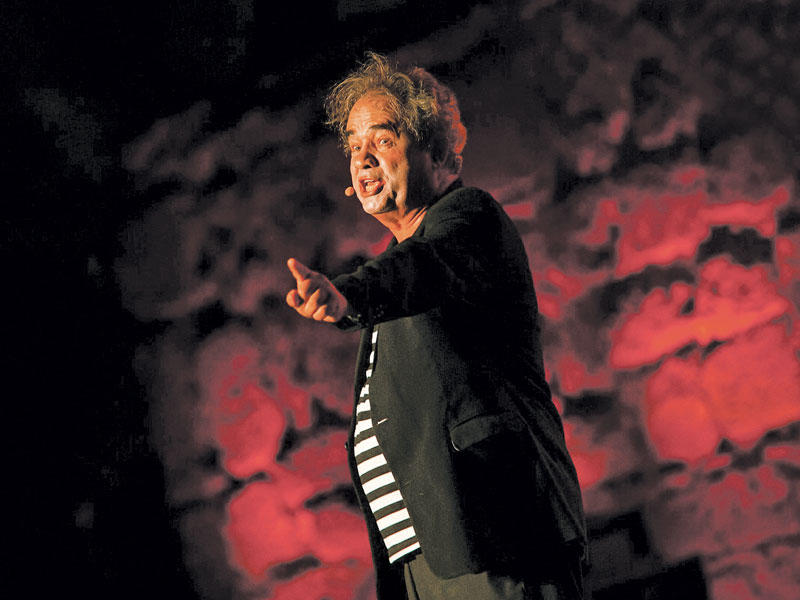 الفنان الأمين النهدي في لقطة من مسرحية نموت عليك 