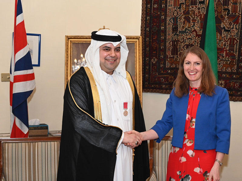 الباحث في العلاقات الكويتية البريطانية عيسى دشتي أثناء تكريمه في السفارة البريطانية