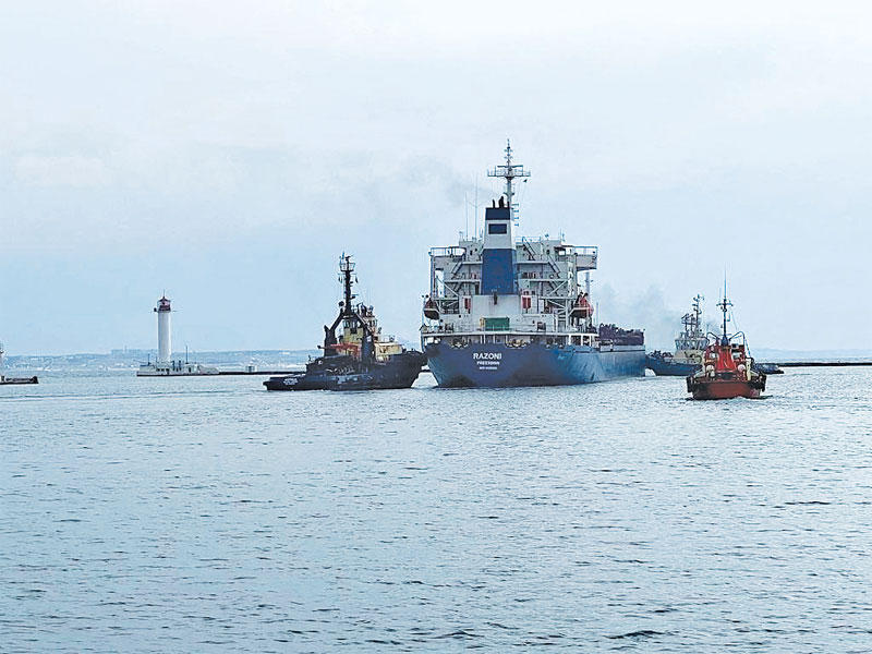 سفينة رازوني تغادر مرفأ أوديسا أمس (رويترز)