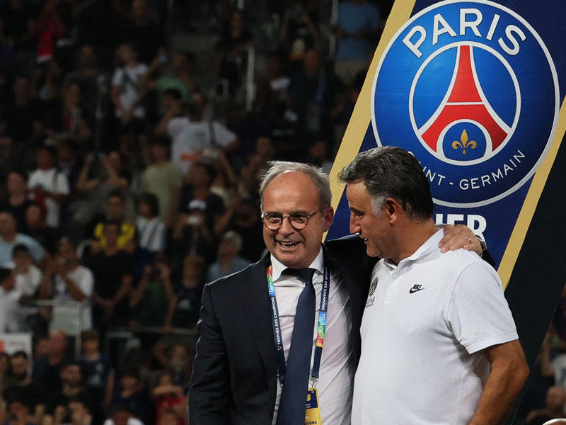  المدير الفني لباريس سان جرمان كريستوف غالتييه مع المشرف الفني لسان جرمان