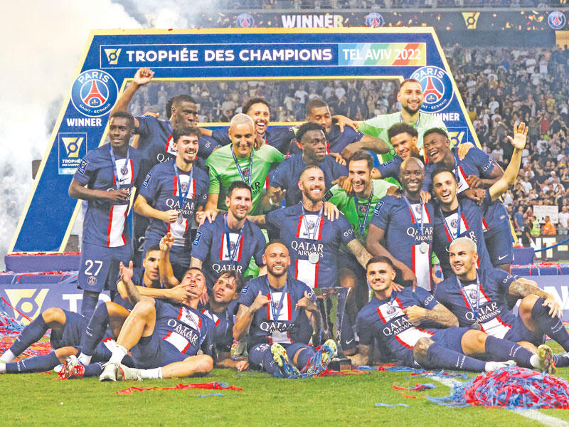 لاعبو باريس سان جرمان يحتفلون بكأس الأبطال