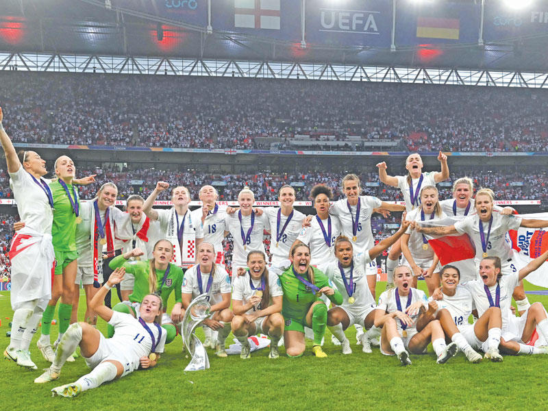 لاعبات إنكلترا بعد التتويج