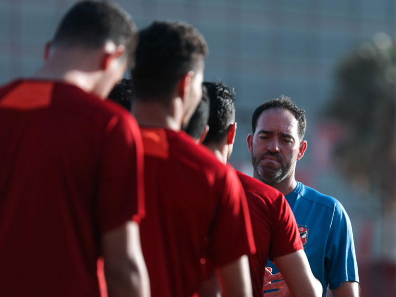 مدرب الفريق ريكاردو سواريش يوجه اللاعبين