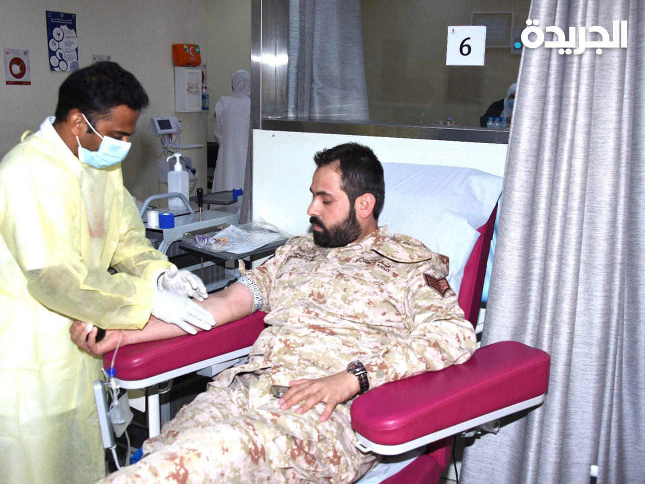 أحد رجال القوات المسلحة يتبرع بالدم