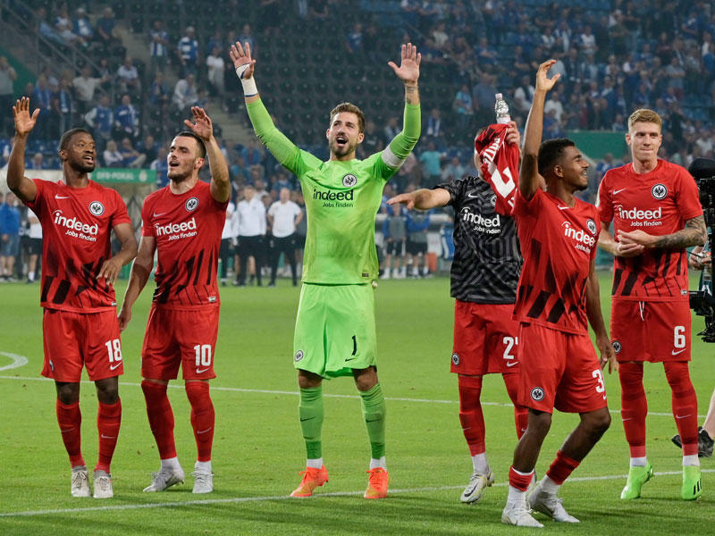 فرحة لاعبي فرانكفورت في التأهل