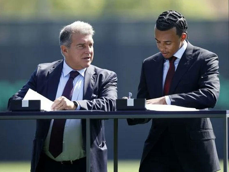 لاعب برشلونه الجديد الفرنسي جول كوندي - رئيس نادي برشلونه جوان لابورتا 