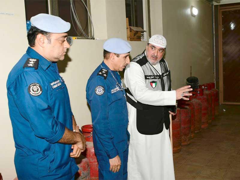 مدير إدارة وقاية محافظة العاصمة بالإطفاء العميد رائد إبراهيم خلال جولة تفقدية على الحسينيات 